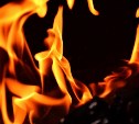 В Луговом на территории частного дома сгорел автомобиль