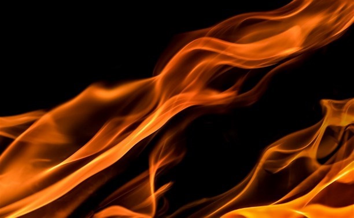 Человек пострадал при пожаре в частном доме в Южно-Сахалинске