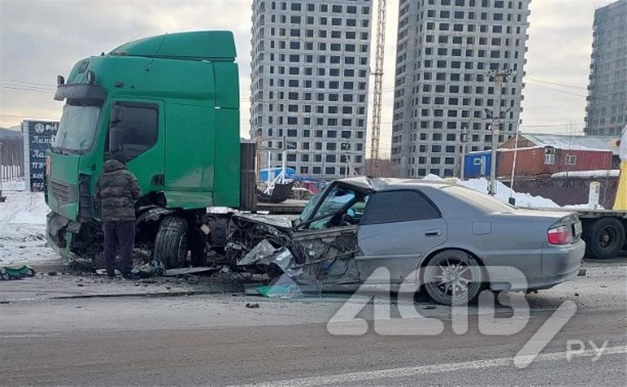 "Чайзер" наполовину смяло после столкновения с тягачом в Южно-Сахалинске