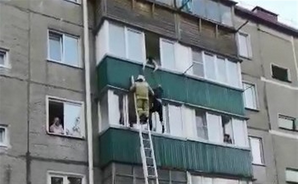 Подробности падения с окна в Корсакове: парня пытались удержать до последнего
