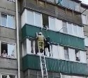 Подробности падения с окна в Корсакове: парня пытались удержать до последнего