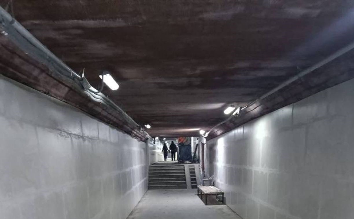 В подземном переходе возле железнодорожного вокзала Южно-Сахалинска заменили двери 