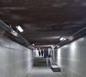 В подземном переходе возле железнодорожного вокзала Южно-Сахалинска заменили двери 