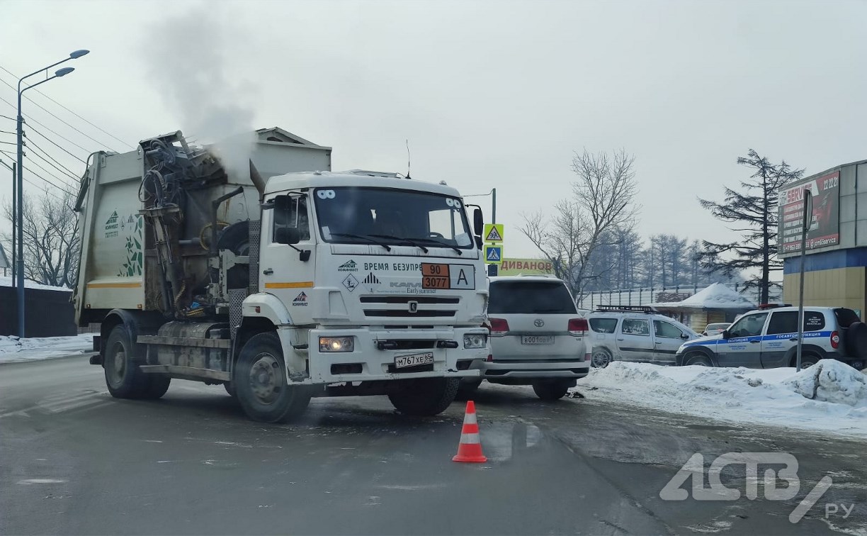 Хэтчбек и мусоровоз столкнулись в Южно-Сахалинске