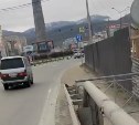 Идём по дороге: в Южно-Сахалинске закрыли проход по тротуару на виадуке на улице Пуркаева