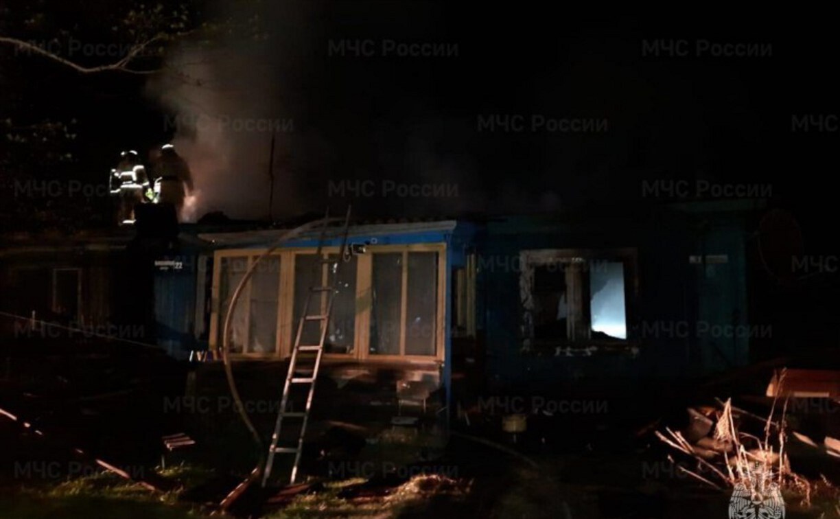 Почти четыре часа пожарные тушили жилой дом в Долинске 