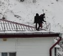 "Видно, что сами боялись": рабочие без страховки расчищали крышу четырёхэтажки в Невельске