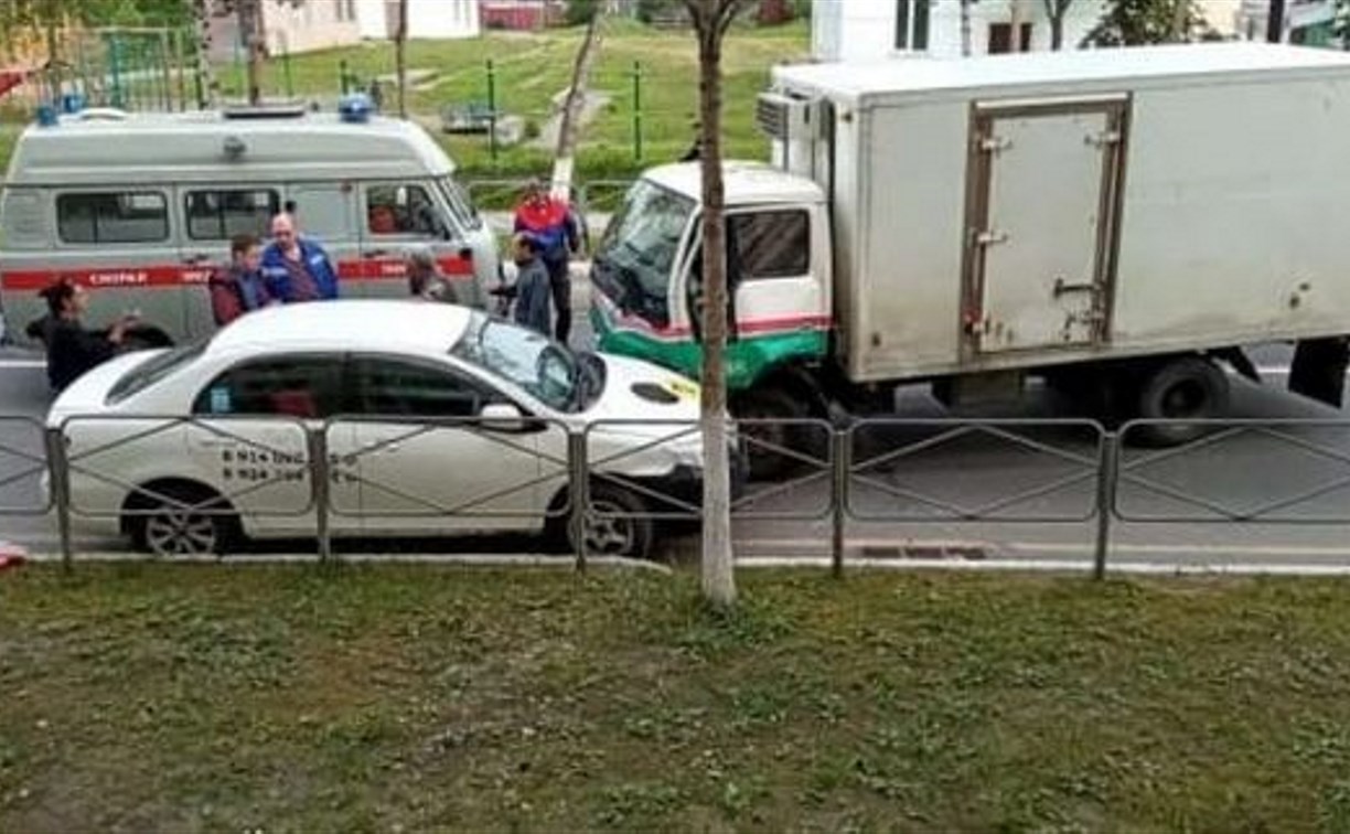 Водитель и пассажир такси пострадали в ДТП на Сахалине