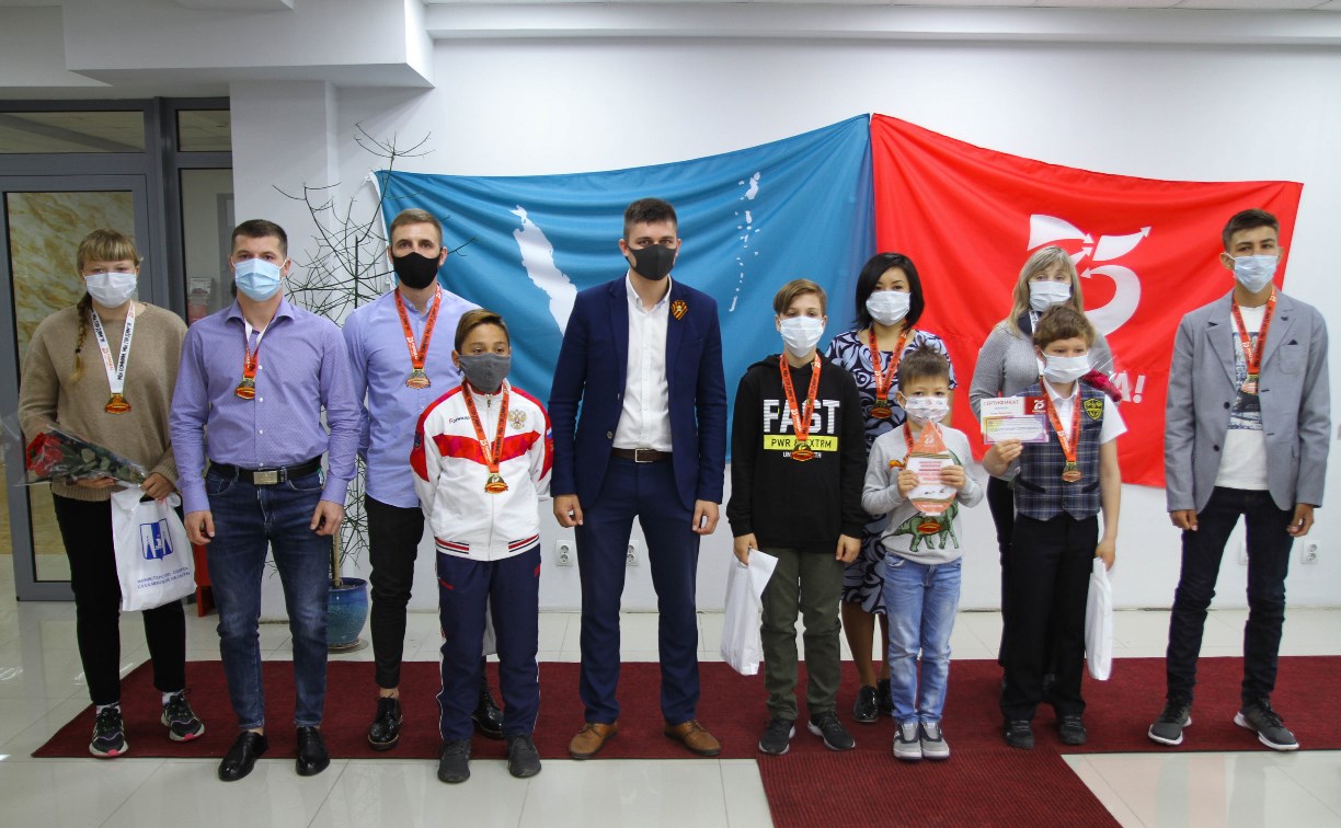 Участников конкурса "Рекорд Великой Победы" наградили в Южно-Сахалинске