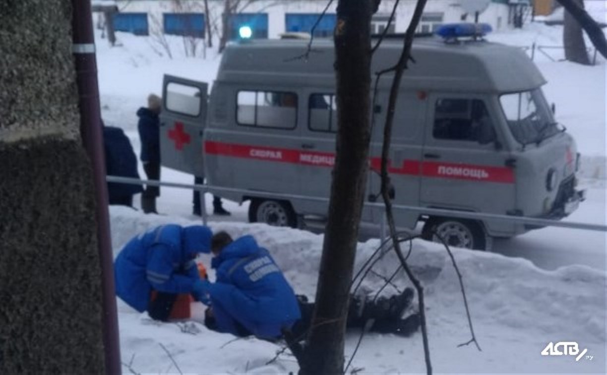 По факту падения человека с крыши дома в Александровске-Сахалинском прокуратура проведет проверку