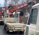 ГИБДД пятью кранами эвакуирует автомобили возле онкондиспансера в Южно-Сахалинске