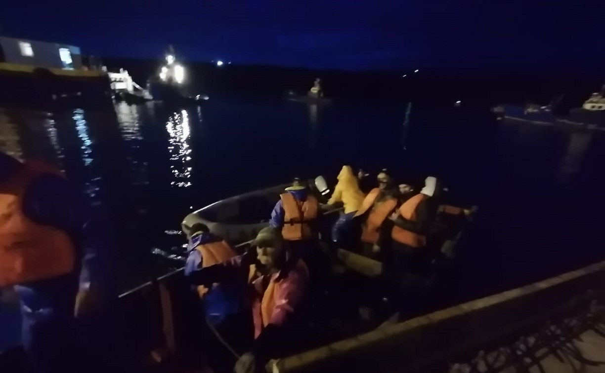 Семерых рыбаков едва не унесло в открытое Охотское море