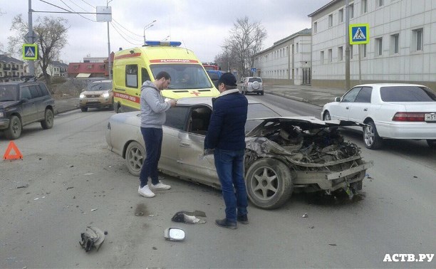 Три автомобиля столкнулись на улице Железнодорожной в Южно-Сахалинске 