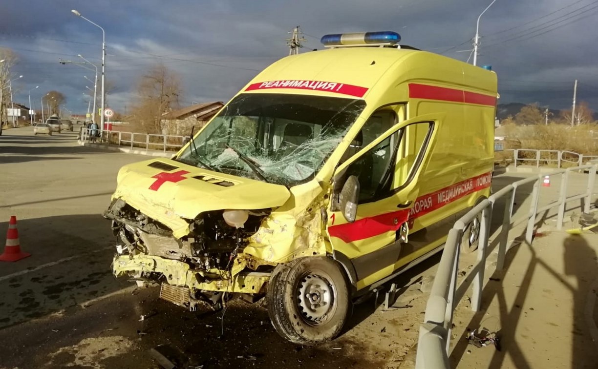 Пять человек пострадали при столкновении большегруза и автомобиля реанимации в Южно-Сахалинске