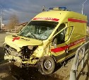 Пять человек пострадали при столкновении большегруза и автомобиля реанимации в Южно-Сахалинске