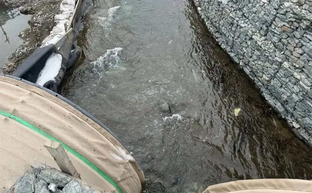 В русле реки Правда выполнили монтаж двух водопропускных труб