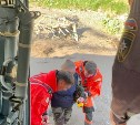Унесённых на лодке в море сахалинцев нашли в труднодоступной местности и эвакуировали на вертолёте