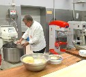 Пекарь из Швейцарии разрабатывает рецептуру новой выпечки для сети "Мельница" в Южно-Сахалинске