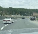 Стихийная парковка появилась прямо на двойной сплошной дороги у южно-сахалинского ЖК "Уюн"