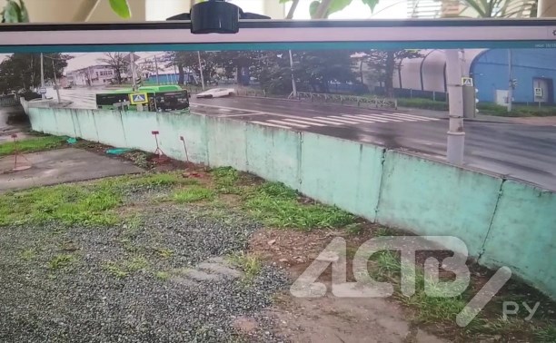 Видео момента жёсткого ДТП в Южно-Сахалинске: легковушка снесла дорожное ограждение