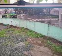 Видео момента жёсткого ДТП в Южно-Сахалинске: легковушка снесла дорожное ограждение