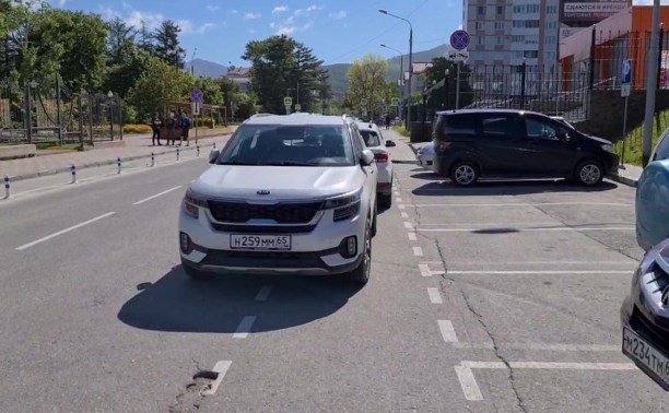 Вишневский снял на видео автохамов, которые принципиально закрыли велодорожки в Южно-Сахалинске