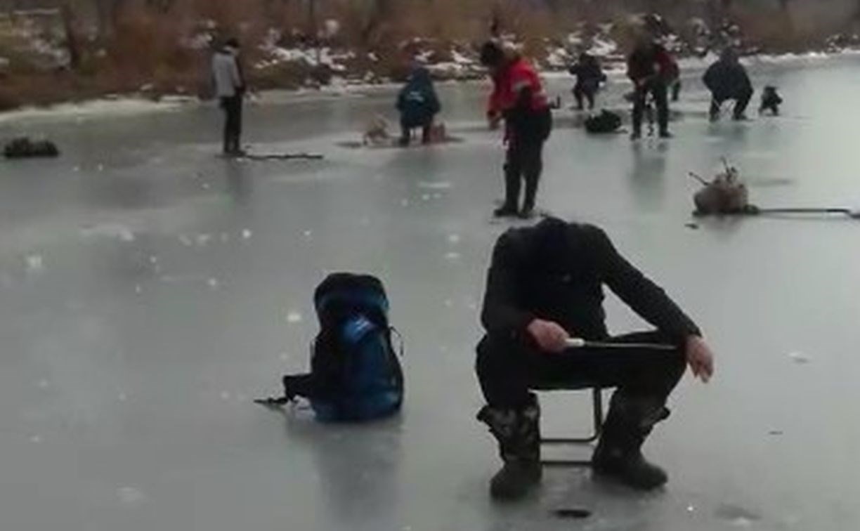 Сахалинские рыбаки пытаются поймать корюшку на тонком льду реки 