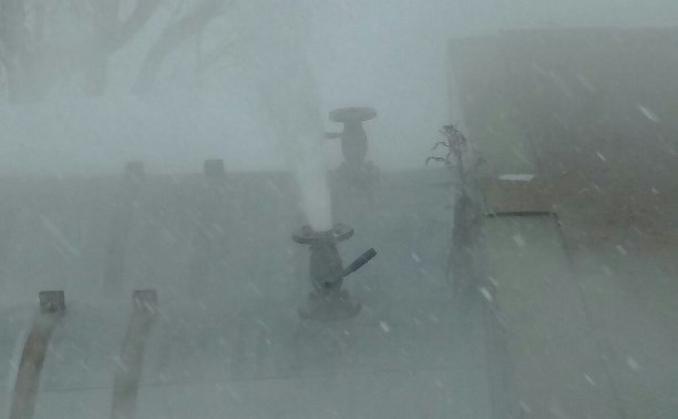 Фонтан горячей воды высотой 3 метра забил на улице Сахалинской в областном центре