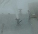 Фонтан горячей воды высотой 3 метра забил на улице Сахалинской в областном центре