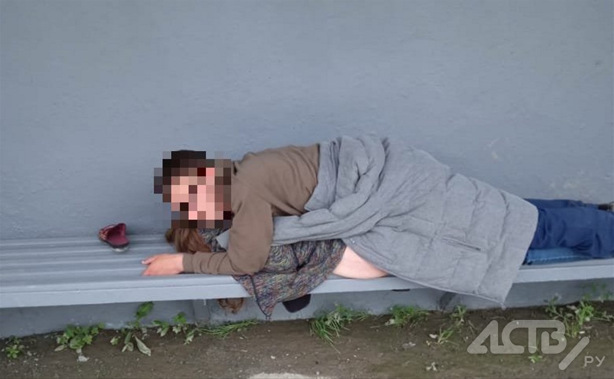Пьяную девушку трахнул бомж на мусорке онлайн порно видео