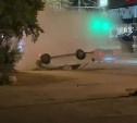"Водителя вытаскивали из авто": седан в Южно-Сахалинске перевернулся на крышу и задымился
