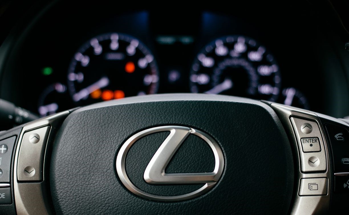 Южносахалинка повредила дорогой Lexus на парковке и по каско получила бесплатный ремонт