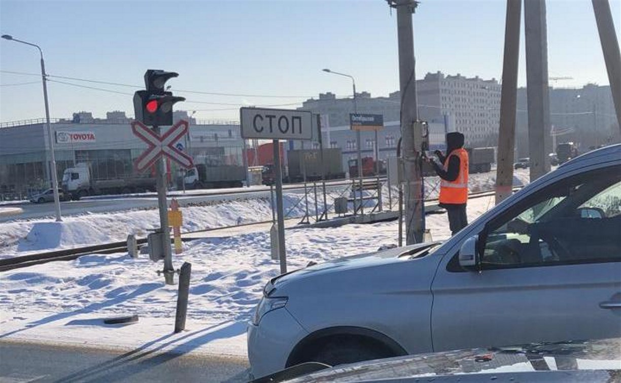Неработающий железнодорожный светофор в Октябрьском заблокировал движение