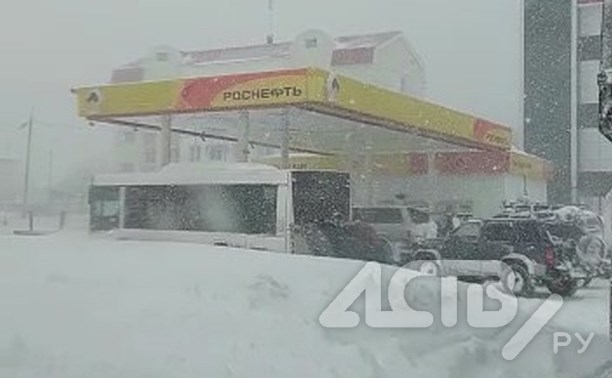 Сумасшедшие на лысой резине: на АЗС "Роснефти" в Южно-Сахалинске в снегу увяз рейсовый автобус