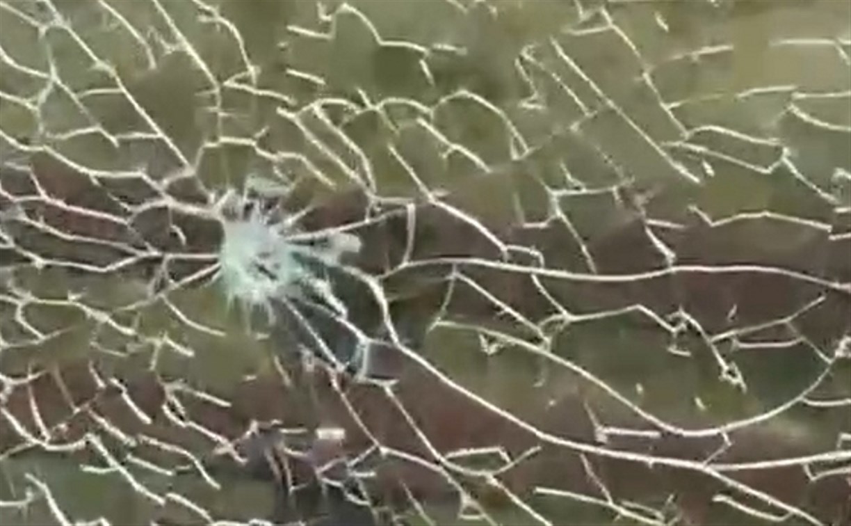 Стреляли или били: вандалы повредили стекло на остановке в Корсакове 