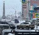 Ещё одно ДТП: минивэн и внедорожник не смогли разъехаться в Южно-Сахалинске