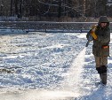 Первый каток начали заливать в парке Южно-Сахалинска
