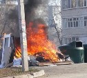 Строительный мусор загорелся во дворе дома в Холмске