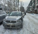 Неизвестный столкнулся с припаркованным автомобилем и скрылся с места ДТП в Южно-Сахалинске