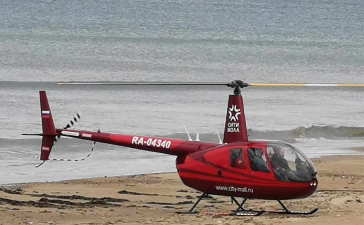 Вертолёт приземлился на пляж в Охотском