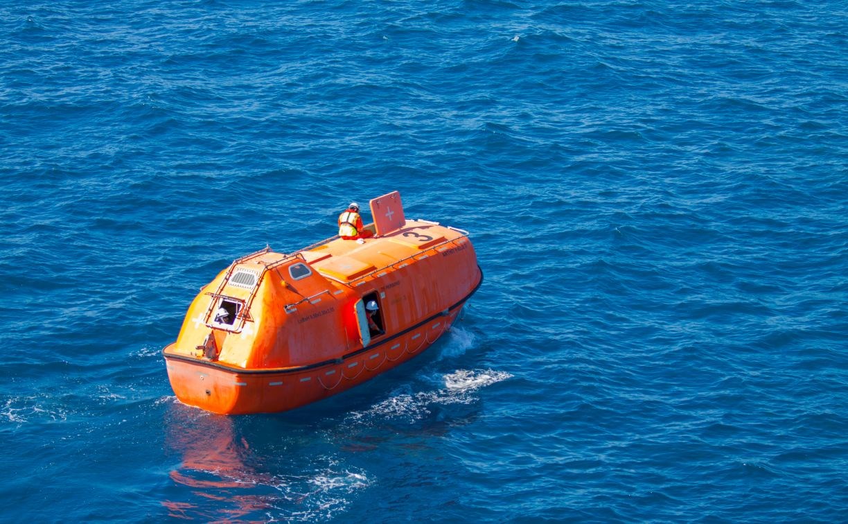 В Японском море затонул сухогруз, пропал человек