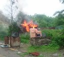 Горящий гараж потушили пожарные в Южно-Сахалинске