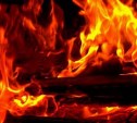 Деревянный гараж загорелся в Охе