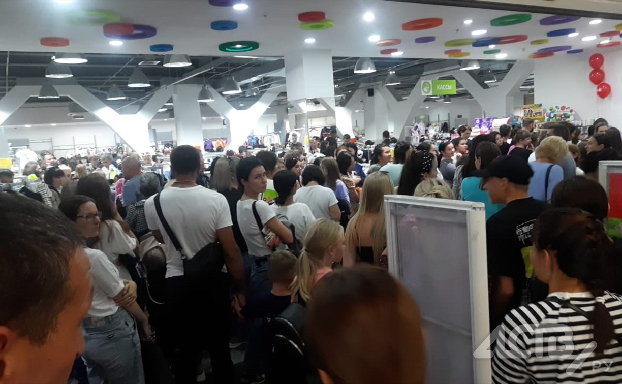 "Просто жесть": ночная распродажа собрала толпы покупателей в ТЦ Южно-Сахалинска