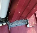 Жители Холмска сообщили, что крышу на их доме отремонтировали "американским" скотчем