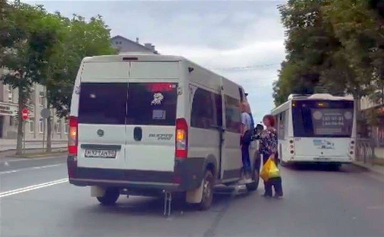 Водитель южно-сахалинского автобуса перекрыл две полосы