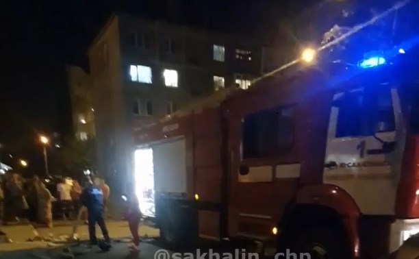 Пожар в подвале взбодрил ночью жителей многоэтажки в Южно-Сахалинске