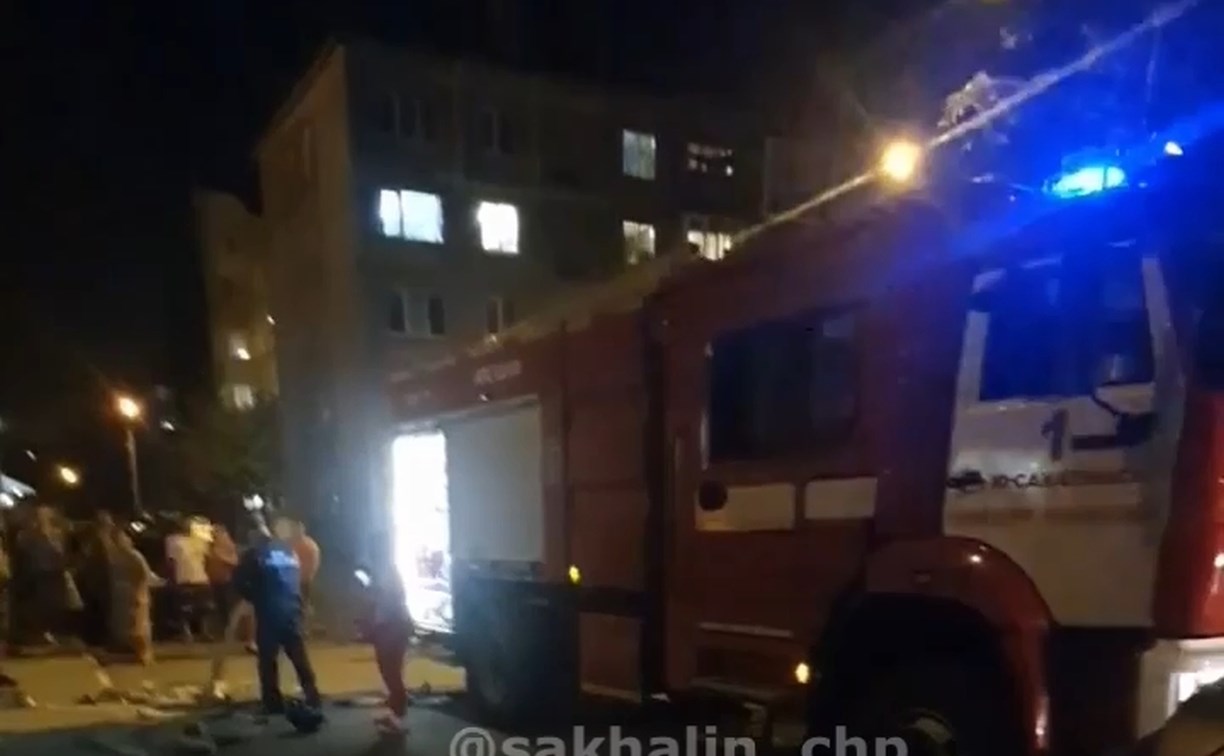 Пожар в подвале взбодрил ночью жителей многоэтажки в Южно-Сахалинске