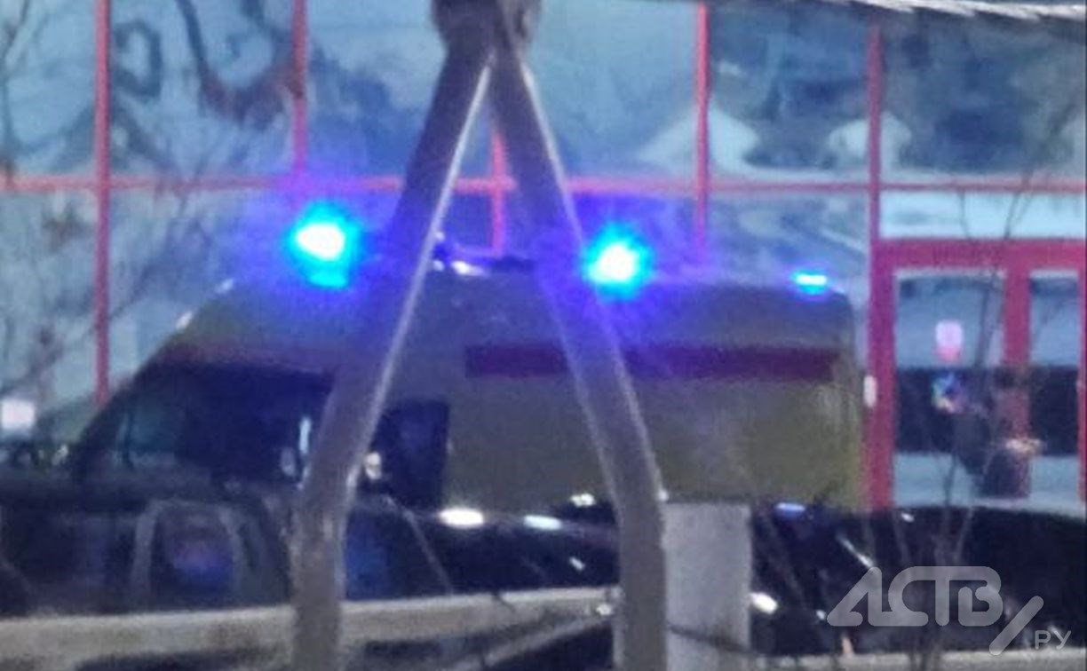 "Купил уксус и сразу выпил": реанимация увезла в больницу посетителя ТЦ в Южно-Сахалинске