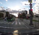 В Южно-Сахалинске автобус поехал на "красный" по встречной